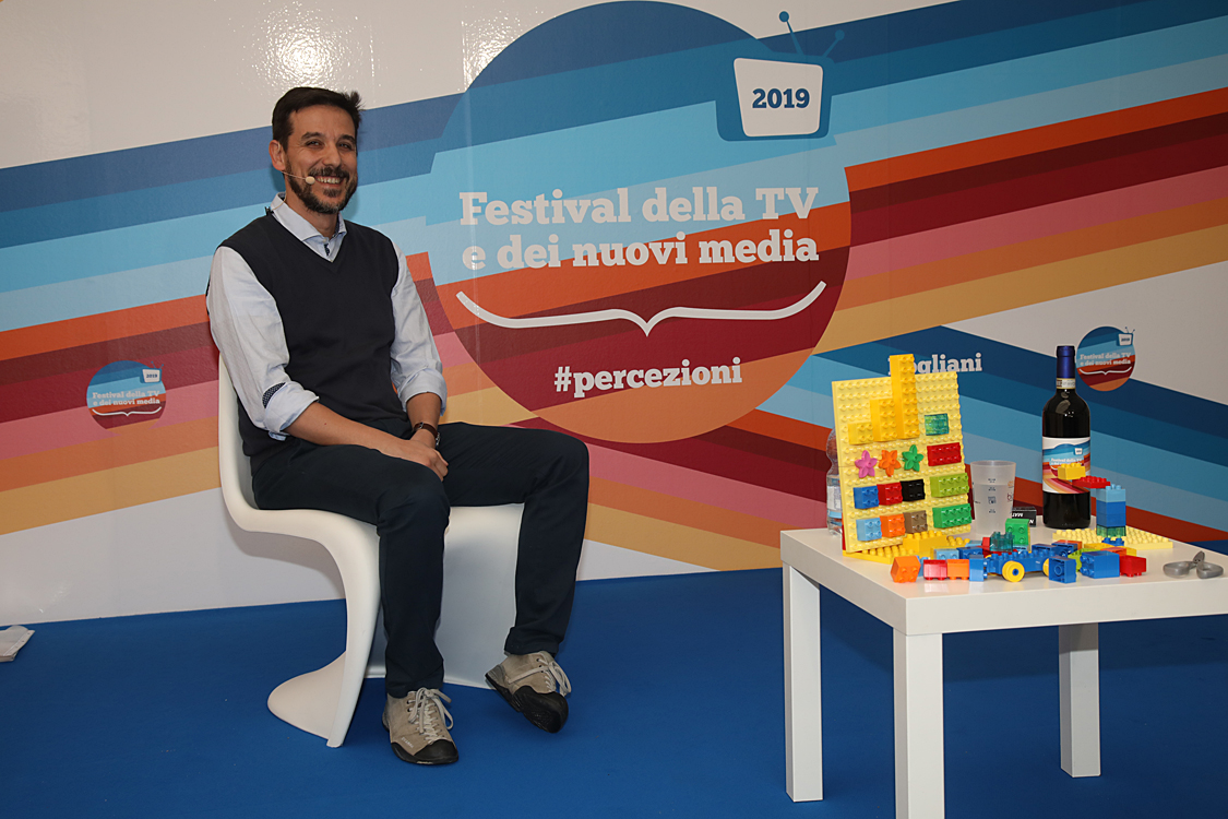 Festival della TV e dei Nuovi Media 2019_116.jpg - La Fisica nel quotidiano - Con Marco Delmastro  fisico delle particelle che lavora all’esperimento ATLAS al CERN di Ginevra,  affronteremo un viaggio attraverso i fondamenti, le motivazioni e la quotidianità della fisica delle particelle,  un viaggio che, grazie alla sua capacità di divulgazione, diventa accessibile a tutti.